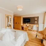 Post Seefeld - Wellnesshotel Tirol Зеефельд в Тироле